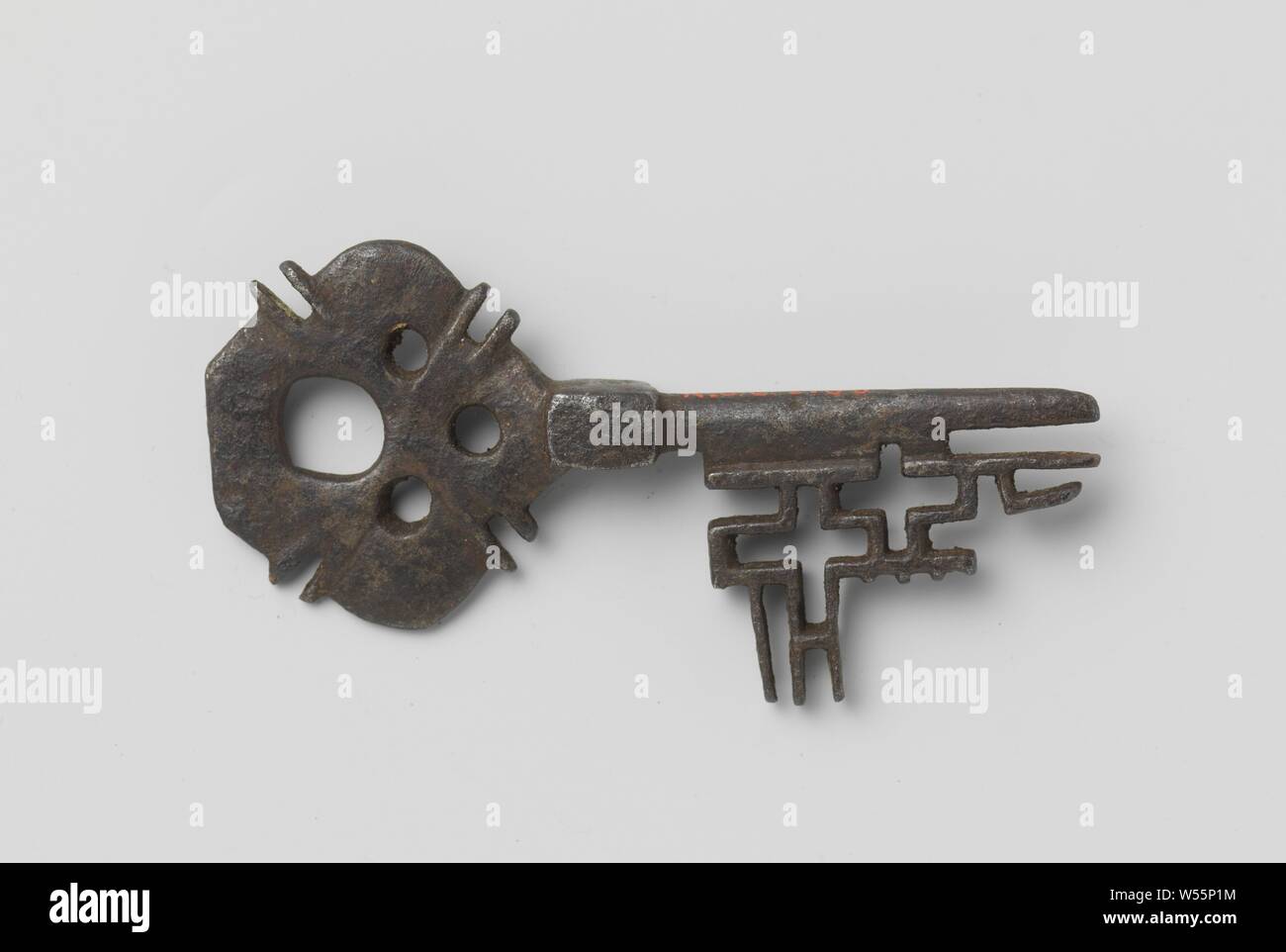 La chiave la cui impugnatura assomiglia ad un quattro-leaf motivo floreale. Il riccamente elaborato barba è parzialmente interrotta., anonimo, c. 1200 - c. 1400, ferro (metallo), h 9,6 cm × W 4.2 cm Foto Stock