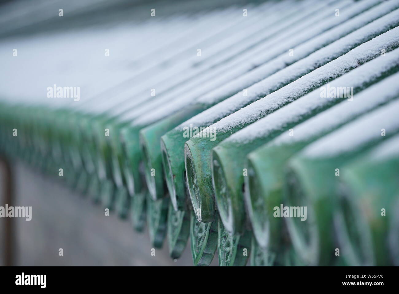 Vista del Tempio del Paradiso, noto anche come Tiantan dopo una nevicata lungo la strada Zhongzhou, letteralmente asse centrale, a Pechino, in Cina, 19 Foto Stock