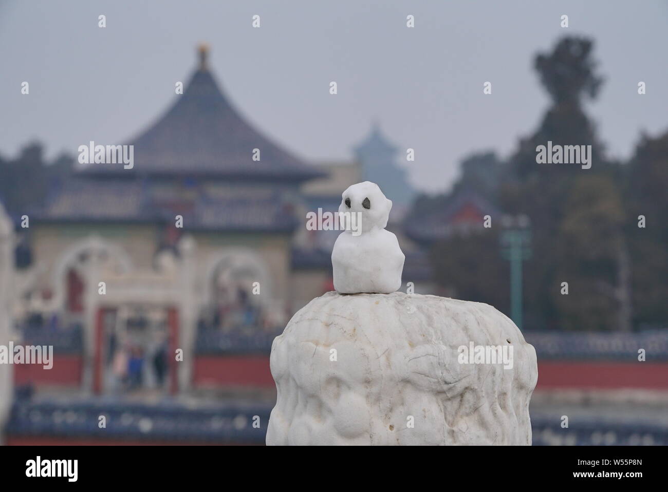 Vista del Tempio del Paradiso, noto anche come Tiantan dopo una nevicata lungo la strada Zhongzhou, letteralmente asse centrale, a Pechino, in Cina, 19 Foto Stock