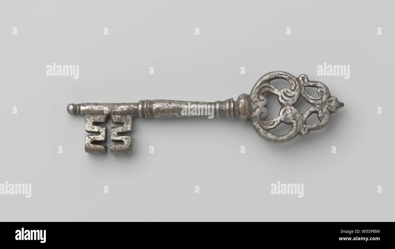 Chiave con maniglia costituita da lame di balestra. La capitale appare come una sfera piatta e l'albero è balaustra-sagomato, che termina in un pulsante in fondo., Francia, c. 1400 - c. 1950, ferro (metallo), l 12,4 cm × W 3.3 cm Foto Stock Chiave con maniglia costituita da lame di balestra. La capitale appare come una sfera piatta e l'albero è balaustra-sagomato, che termina in un pulsante in fondo., Francia, c. 1400 - c. 1950, ferro (metallo), l 12,4 cm × W 3.3 cm Foto Stock