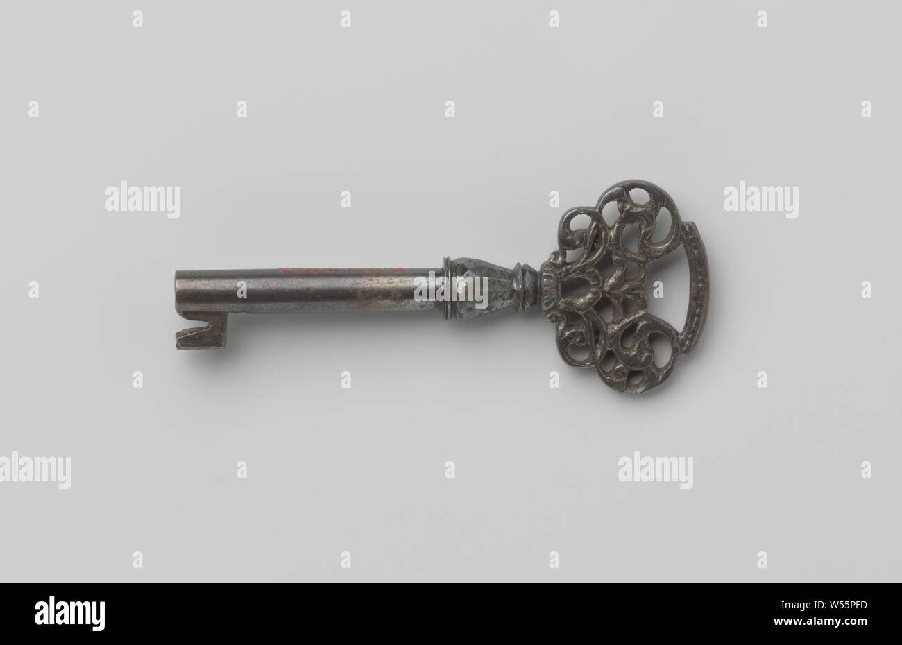 Chiave a tubo con impugnatura ovale costituito da lame di balestra, coperto nella parte superiore da una barra curva. La chiave è il torace sfaccettatura-sagomato., c. 1700 - c. 1800, ferro (metallo), l 7.3 cm × W 3 cm Foto Stock Chiave a tubo con impugnatura ovale costituito da lame di balestra, coperto nella parte superiore da una barra curva. La chiave è il torace sfaccettatura-sagomato., c. 1700 - c. 1800, ferro (metallo), l 7.3 cm × W 3 cm Foto Stock