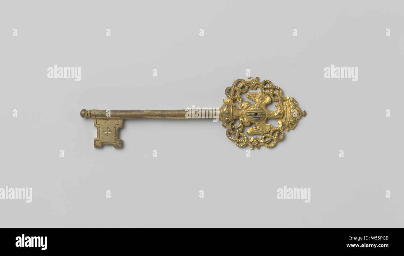 La chiave della camera in cui l'impugnatura viene annullata da un lato, consiste di un aquila con una corona regale con uno scudo sul petto. L'Aquila è circondato da corde intrecciate e alcuni fiori. Vi è un foro nella protezione dove un'arma deve essere stata prima., c. 1800 - c. 1900, rame (metallo), doratura, l 16,8 cm × W 5.4 cm Foto Stock