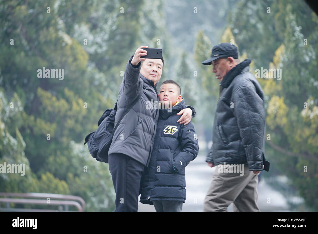 I turisti di visitare il Tempio del Paradiso, noto anche come Tiantan dopo una nevicata lungo la strada Zhongzhou, letteralmente asse centrale, a Pechino, Chi Foto Stock