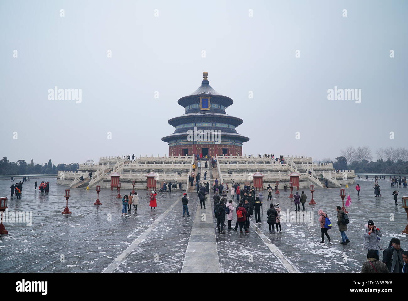 I turisti di visitare il Tempio del Paradiso, noto anche come Tiantan dopo una nevicata lungo la strada Zhongzhou, letteralmente asse centrale, a Pechino, Chi Foto Stock