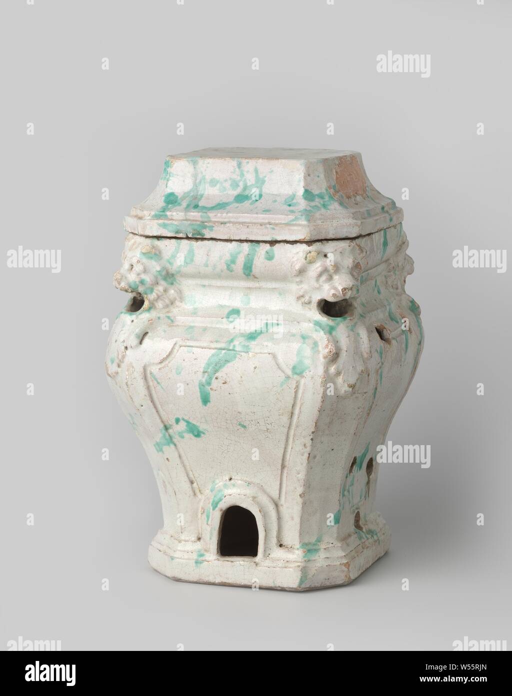 Vaso con coperchio, il vaso ha una forma quadrata con un 'convesso " pancia. Underglaze bianco con luce verde foglia-simili motivi. Teste di leone con una bocca aperta sono situati agli angoli del vaso., anonimo, 1700 - 1800, h 34 cm w 25 cm × d 25 cm h 8 cm w 25 cm × d 25 cm Foto Stock