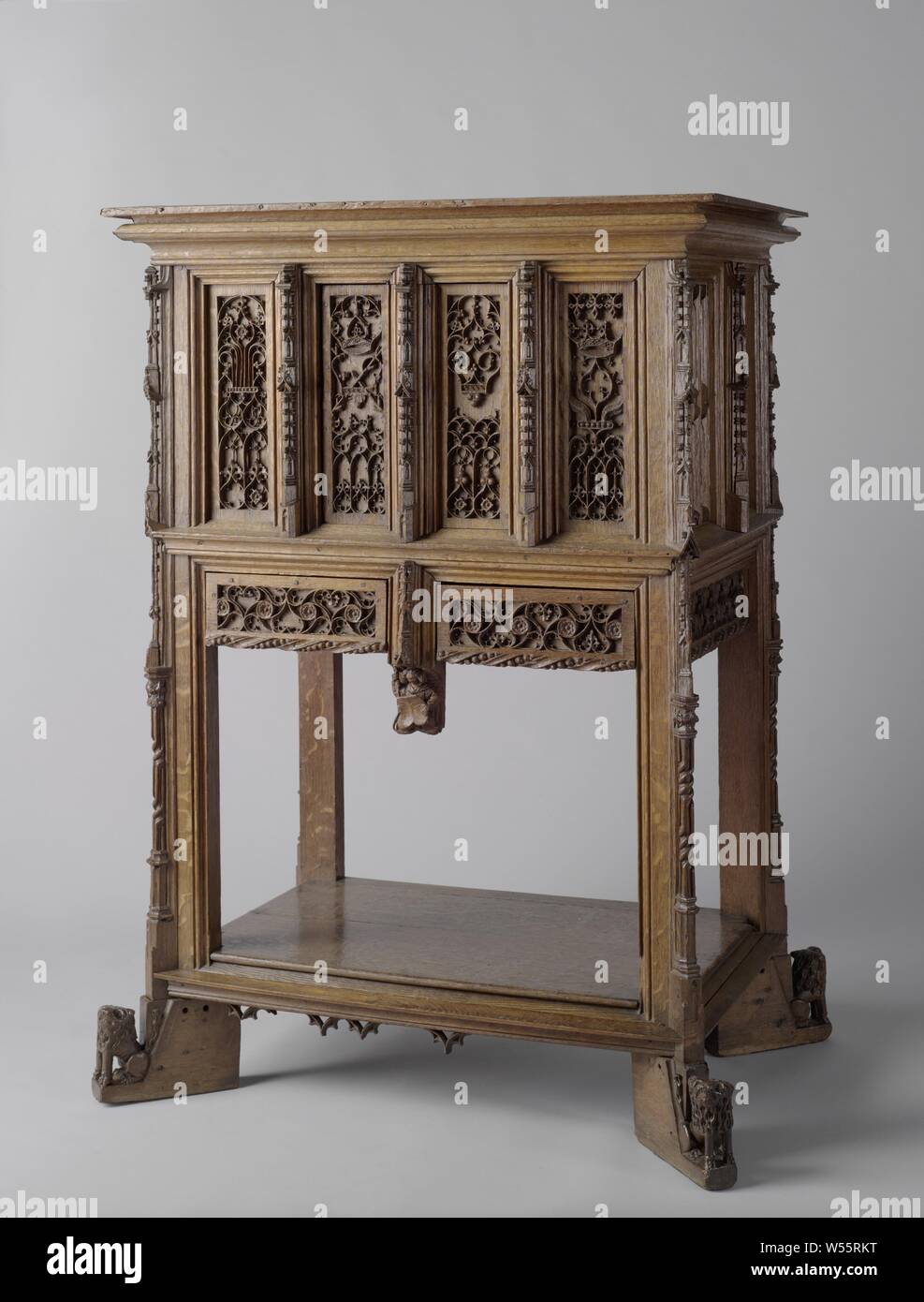 Armadio di una milizia mobile di una milizia mobile di una milizia Comò Comò dalla comprovata house (hofje) palizzata e Van Foreest in Alkmaar, comò di legno di quercia con una base aperta. La parte frontale del cabinet è suddiviso in quattro scomparti. Queste sono decorate con openwork pannelli che mostrano tracce: un giglio, una corsa di fuoco incrociato con frecce e una corona imperiale, una corsa di fuoco e una fiamma (?) con una corona regale. Il pilastro centrale che termina in una figura di angelo con uno stemma, separa due cassetti. Il lato posteriore e le pareti sono decorate con pannelli di lettera. Gli steli sono Foto Stock