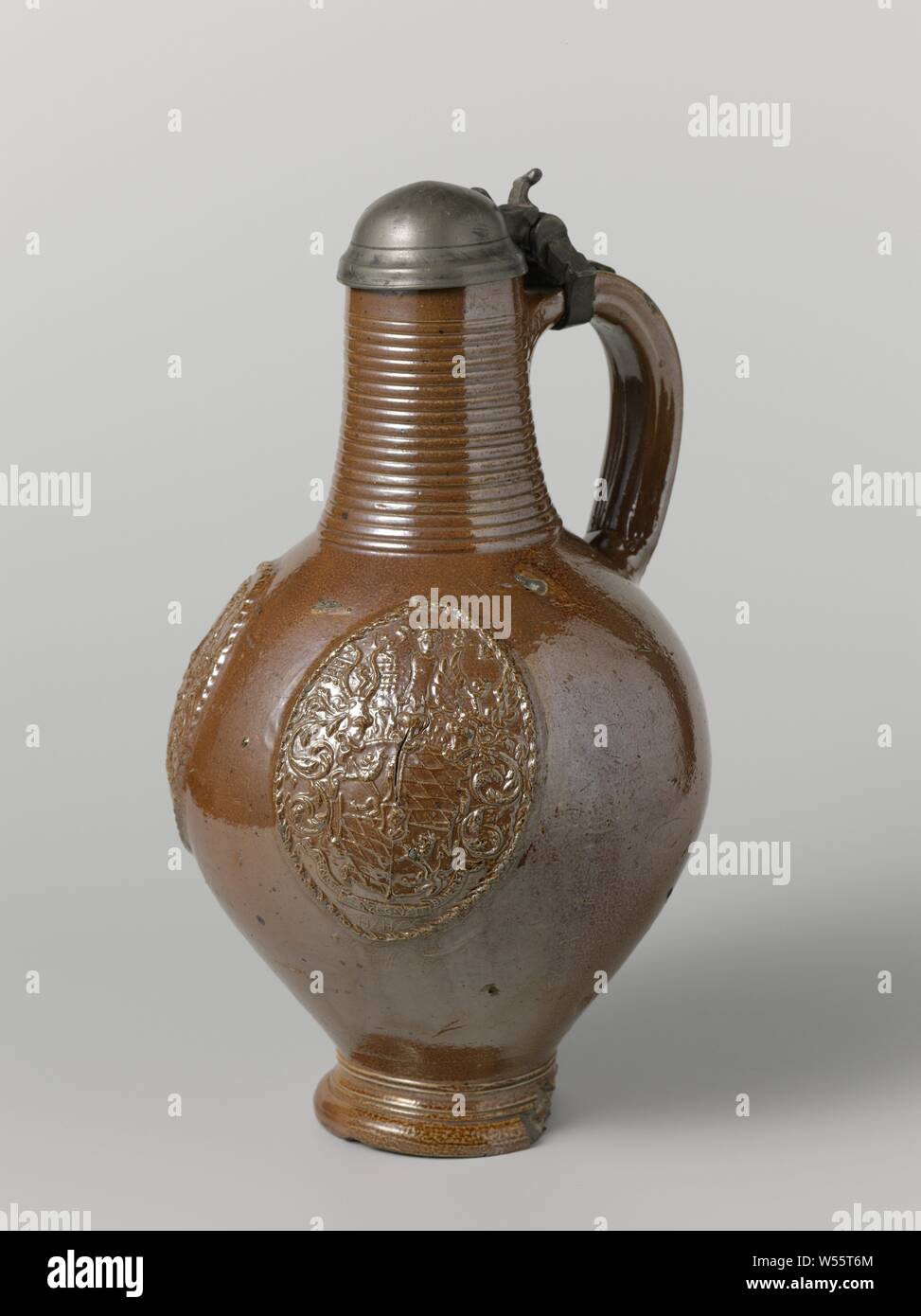 Brocca con lo stemma del duca o la Baviera, gres brocca in alto i piedi con un uovo-corpo sagomato e collo stretto. Forma a C dell'orecchio è attaccata al collo e alla spalla. Una banda larga di profili sul collo e alcuni sul piede. Coperto con un marrone di engobbio. Sul ventre per due volte un foglio stampato e imposti medaglione con i bracci del duca di Baviera con la data "1581" e la scritta "ERNST HERZOG VAN BAIEREN" contrassegnata con "H.H." sui medaglioni. Attaccato all'orecchio un telaio in peltro con coperchio. Raeren, cuscinetti armorial, araldica, Ernst di Baviera (Prince-Bishop di Liegi), anonimo, Raeren, c Foto Stock