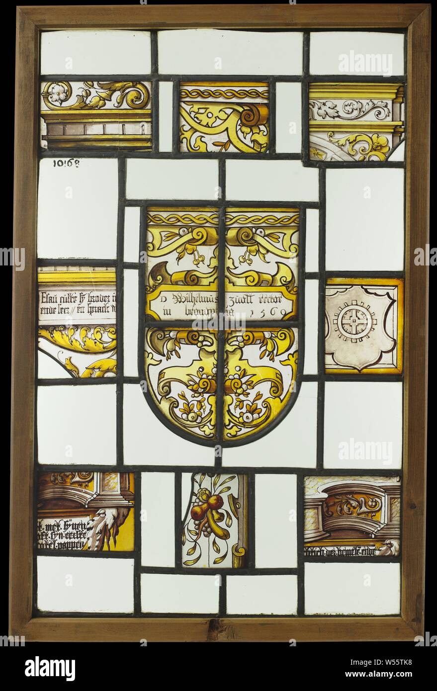 Finestra con frammenti architettonici e uno stemma con cartiglio con scritte, dodici diamanti con stemma e un cartiglio con scritte da Willem van Zwol, anonimo, 1560, vetro, silver stain, h 77,6 cm × W 51,4 cm Foto Stock