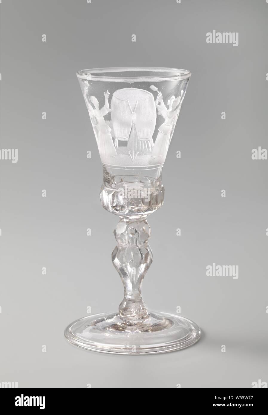 Bicchiere da vino con sette donne combattendo sopra un paio di calzoncini Cup con sette donne che si battono per pantaloni, piede arcuato. Balaustra sfaccettato stelo con nodi e due bolle di aria. A campana con calice arrotondati, sfaccettata in fondo. Sul calice incisa una rappresentazione di sette donne lottano per pantaloni, rivalità o donne per amore di un uomo, lottare per il tubo flessibile, "andouille", anonimo, c. 1750 - c. 1775, vetro, glassblowing, h 18.3 cm × d 9,5 cm Foto Stock