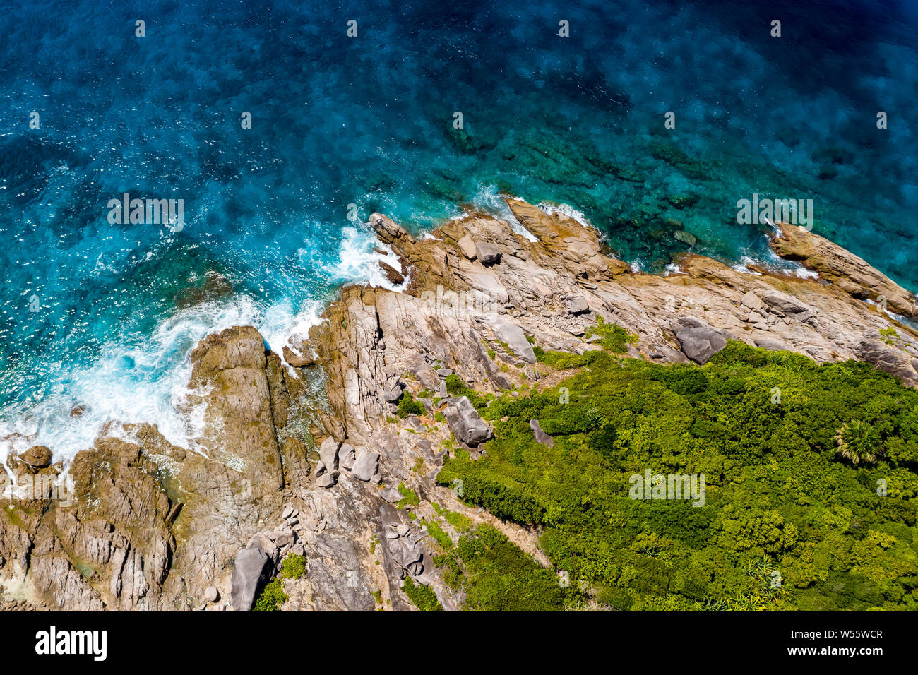 Antenna vista drone di paradiso delle isole tropicali e barriera corallina Foto Stock