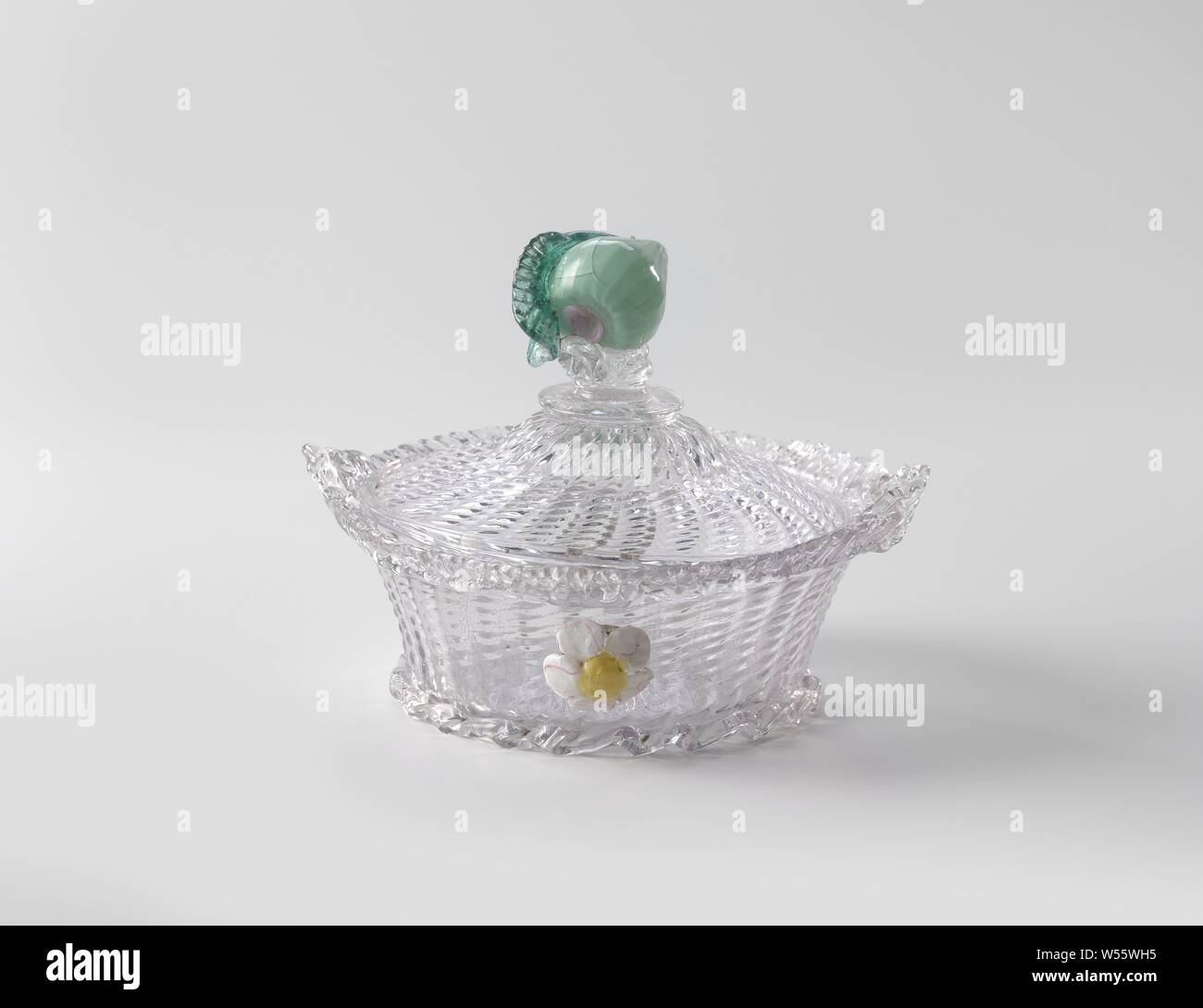 Coperchio, coperchio soffiato nello stampo in un motivo di intreccio. Coperchio con soffitto a volta in lo stesso pattern a treccia, rifinito con un filo liscio. Il coperchio è coronato da una pera striata di verde vetro opaco, con un pizzicato di foglia verde chiaro vetro, anonimo, Venezia, c. 1700 - c. 1800, vetro, glassblowing, h 6,8 cm d 12,3 cm Foto Stock