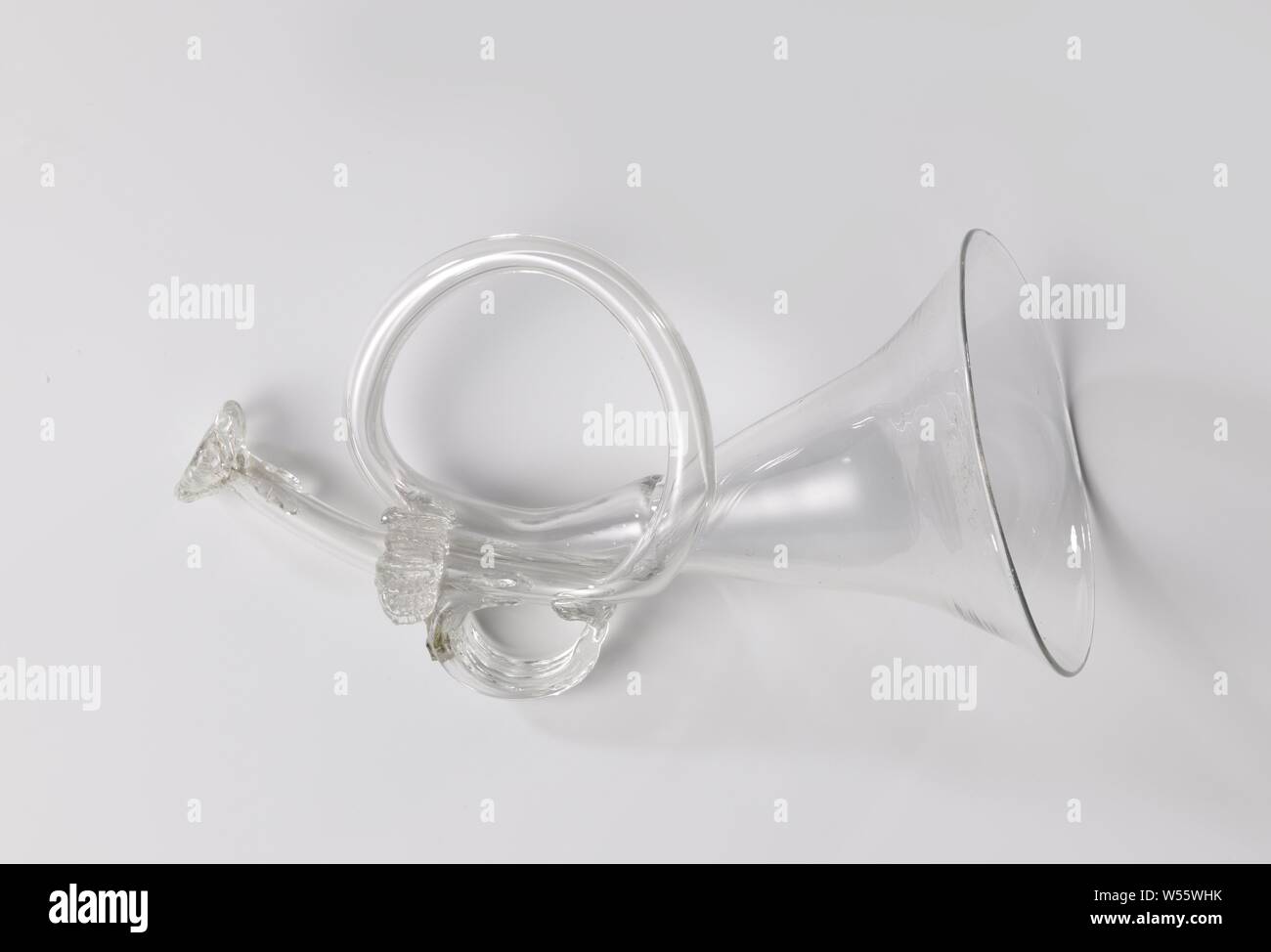 Vetro in forma di un corno da caccia, liscio, tubo ricurvo, terminante in una grande campana una girata sul boccaglio sul lato stretto. A C A forma di orecchio sul tubo. L'avvolgimento è tenuto insieme da una banda larga stampigliato nel disegno waffle., anonimo, Paesi Bassi, c. 1700 - c. 1800, vetro, glassblowing, h 24.2 cm × d 12,4, × W 5.7 Foto Stock