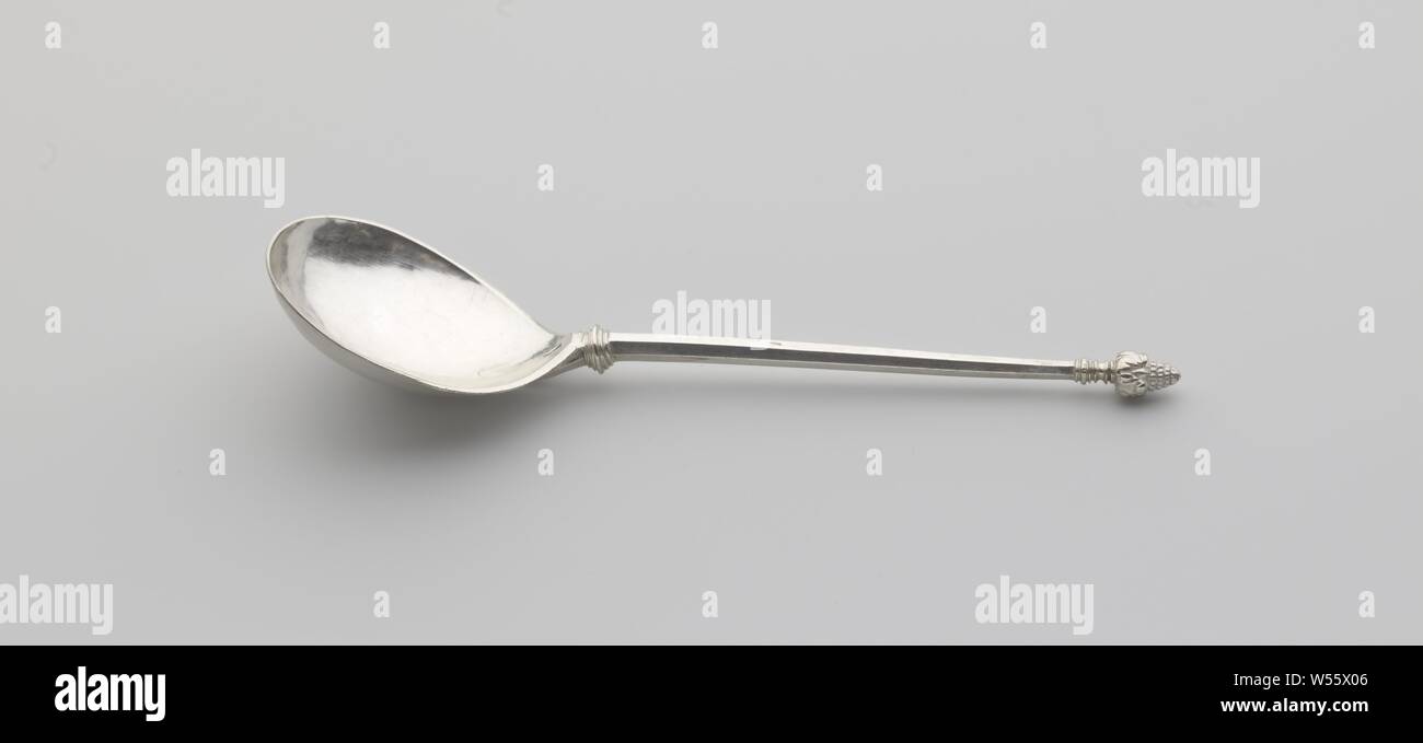 Cucchiaio, cucchiaio d'argento con un rettilineo, esagonale manico terminante in una fragola bud. Nella parte posteriore due molto usurati scudi con un casco con il pesce come un casco segno. Marchi: R.B.A.I. Coronato con un giglio da Jarich Gerrits / van der Lely. Frisia. 1628., Gerrits Jarich van der Lely Friesland, 1620, argento (metallo), l 17,2 cm × d 5.5 cm × w 42.3 Foto Stock