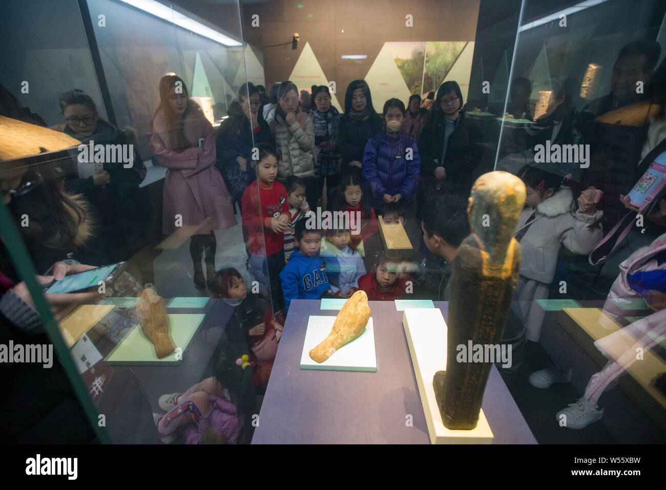 La gente di visitare una mostra di antiche civiltà egizia a Zhejiang West Lake Gallery di Hangzhou, a est della Cina di provincia dello Zhejiang, 23 Februar Foto Stock