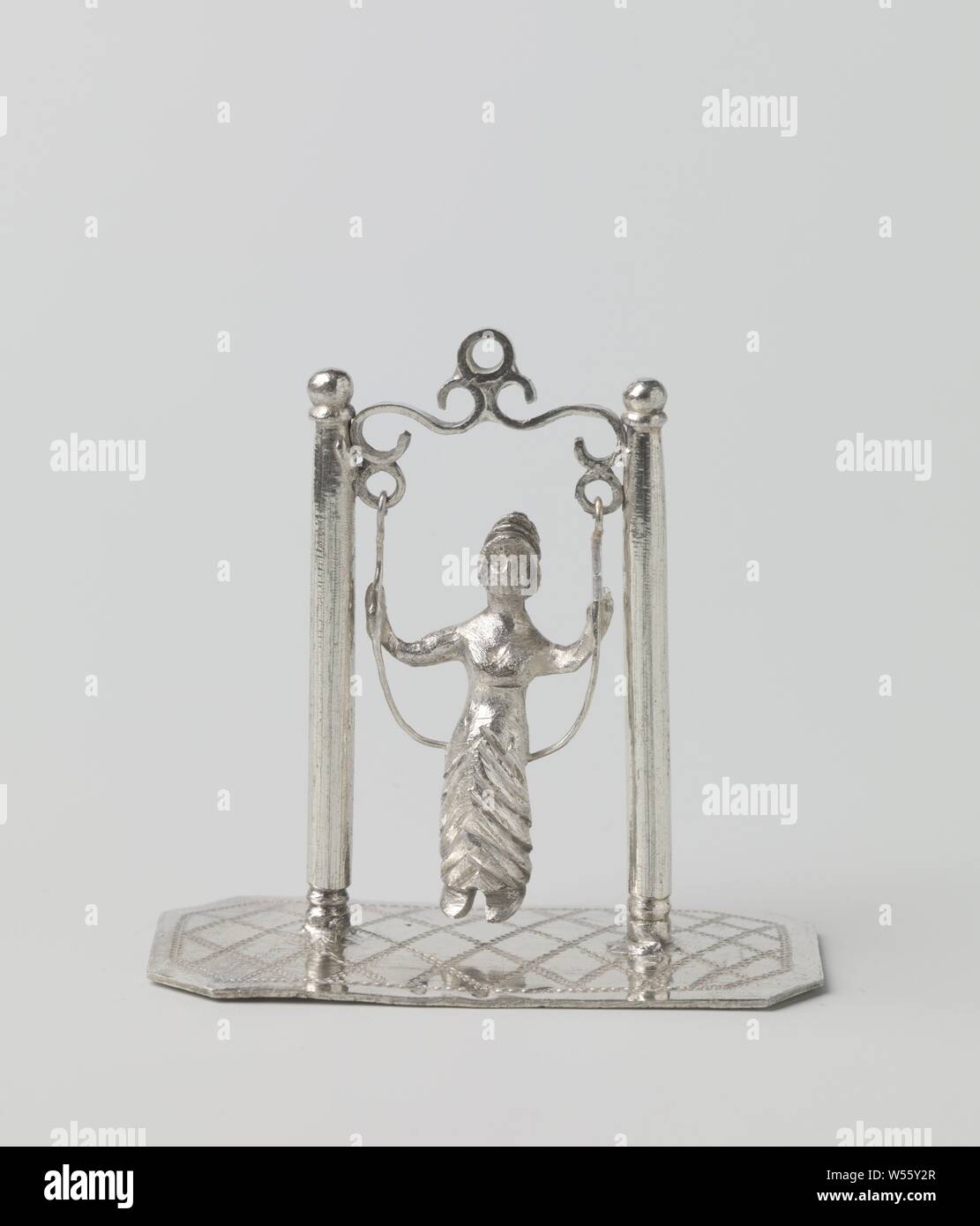 Bambino su altalena, su una piastra allungata è un altalena su cui una donna è seduta. Un modello di diamante è inciso sulla piastra. L'immagine viene contrassegnata con due volte un delfino e un master mark., Swing, Gijsbert Barbiers (attribuito a), Utrecht, c. 1822 - c. 1827, argento (metallo), l 6.5 cm × h 6.1 cm w 11.79 gr w 29.57 Foto Stock