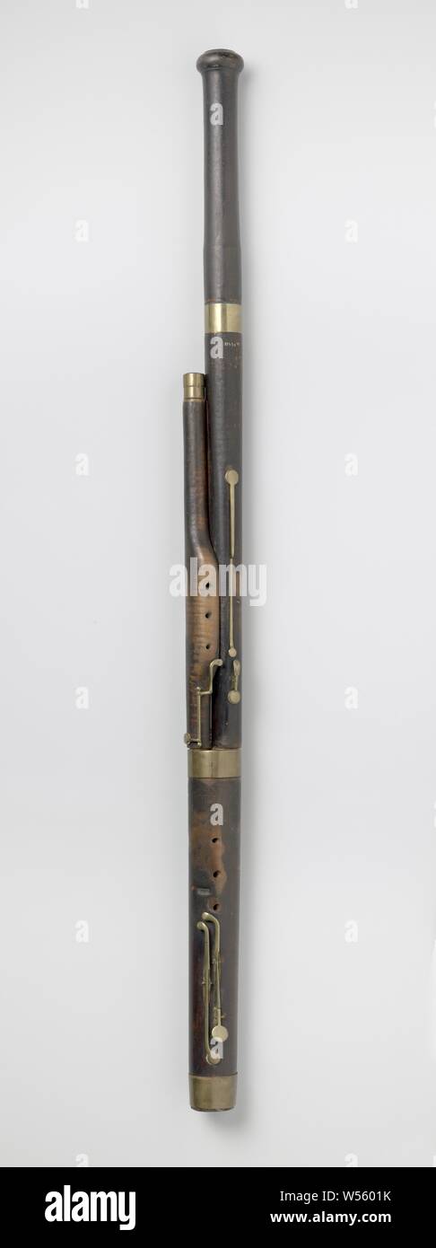 Fagotto, fagotto con dieci valvole., Agosto Friedrich Andreas Knochenhauer, Berlino, c. 1855, acero (legno), h 128,9 cm × d 7.0 cm Foto Stock