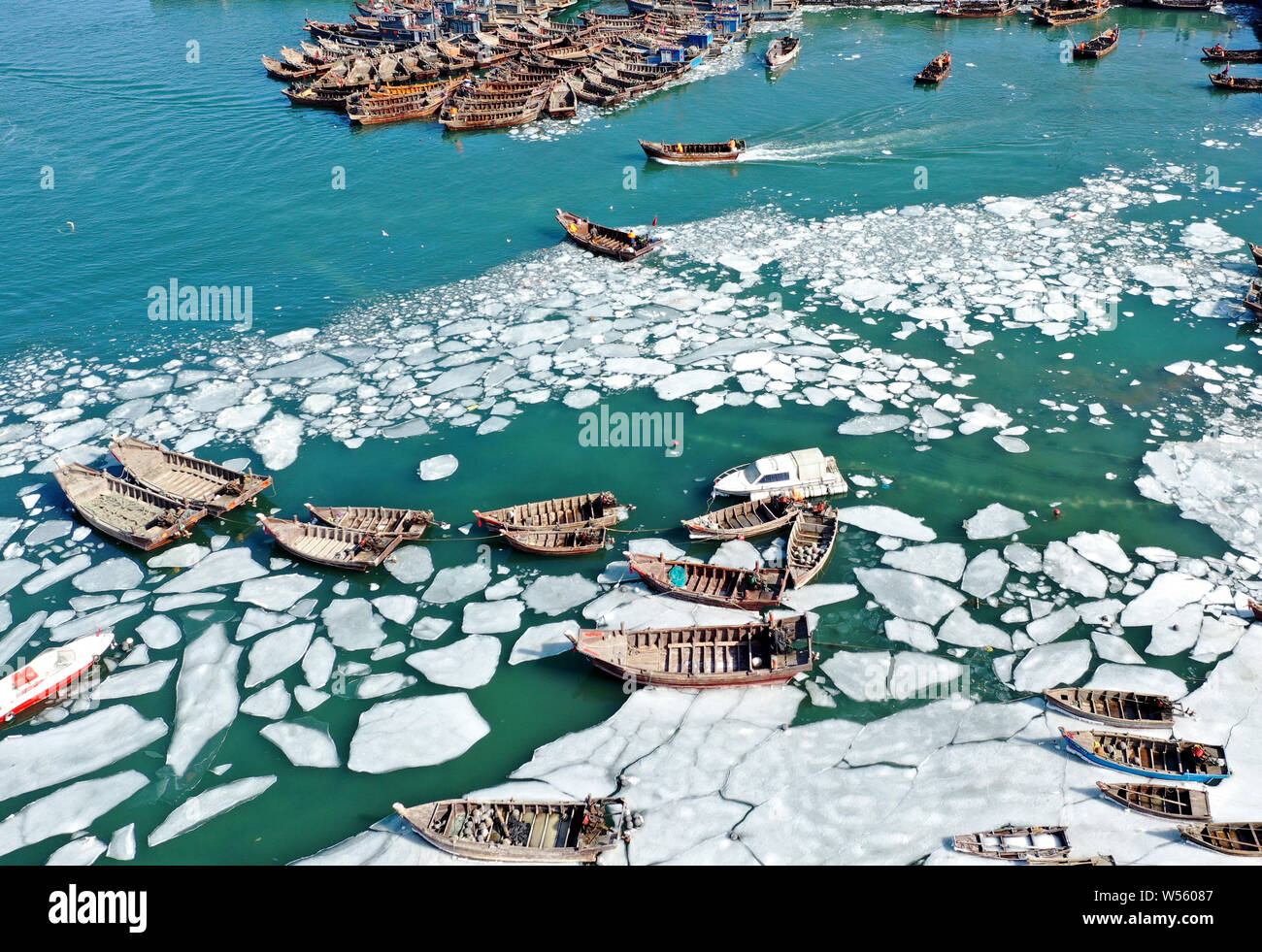 Vista aerea di una massiccia attività di pesca le navi e barche intrappolato sull'acqua congelata del mare Bohai nella città di Dalian, a nord-est della Cina di provincia di Liaoning, 14 Februa Foto Stock