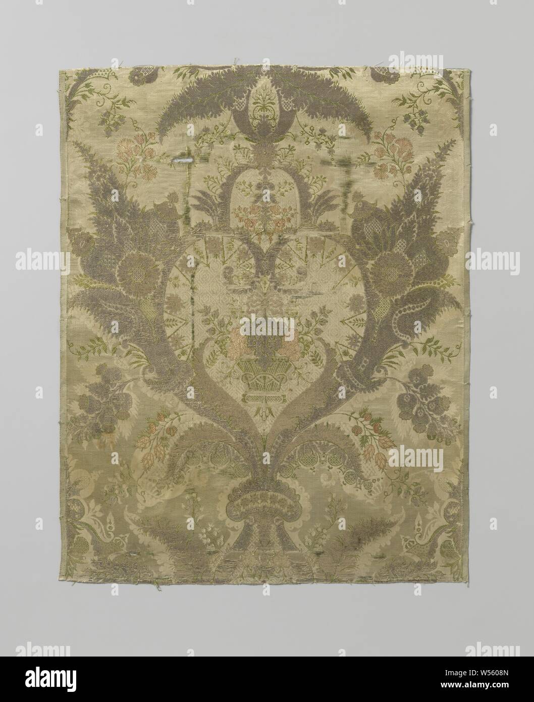Frammento di tessuto di seta, Frammento di grigio-argento seta con un modello in verde, rosa e marrone chiaro del vaso con leafwork e cesto pieno di fiori., c. 1690 - c. 1710, ketting en inslag, lampasso (materiale tessile), h 63,6 cm × W 48,9 cm w 0,7 cm Foto Stock