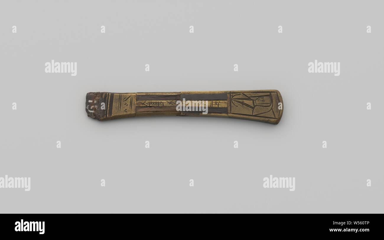 *** Heft, rame manico coltello intarsiato con legno di palissandro. La corona è decorata da un lato con banderole, l'altro lato mostra un ritratto di donna., anonimo, West-Europa, 1525 - 1575, rame (metallo), Palissandro (legno), intarsio (processo), l 7,5 cm Foto Stock
