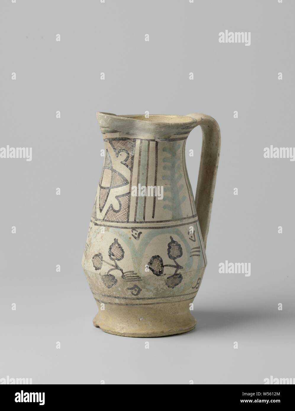 Possibile su un piede ristretta e con un beccuccio schiacciato, può di multi-maioliche colorate. La caraffa ha un beccuccio schiacciato e un orecchio piatto e si erge su un piede ristretta. Sul ventre è un ampio lane in cui le foglie sono dipinte. Sotto il tubo di lancio è una scatola in cui una a forma di stella ornamento è dipinta su entrambi i lati della scatola è una scatola in cui un verde foglia stilizzata o albero., anonimo, Italia, c. 1400, terraglia, smalto stagno, piombo smalto h 21.5 cm × d 10,5 cm Foto Stock