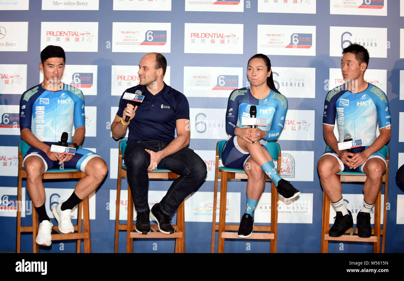 Pista tedesca ciclista Max Prelievo, seconda a sinistra, partecipa a una conferenza stampa per la PRURide sei giorni di Hong Kong a Hong Kong, Cina, 12 febbraio 2019. Hong Foto Stock