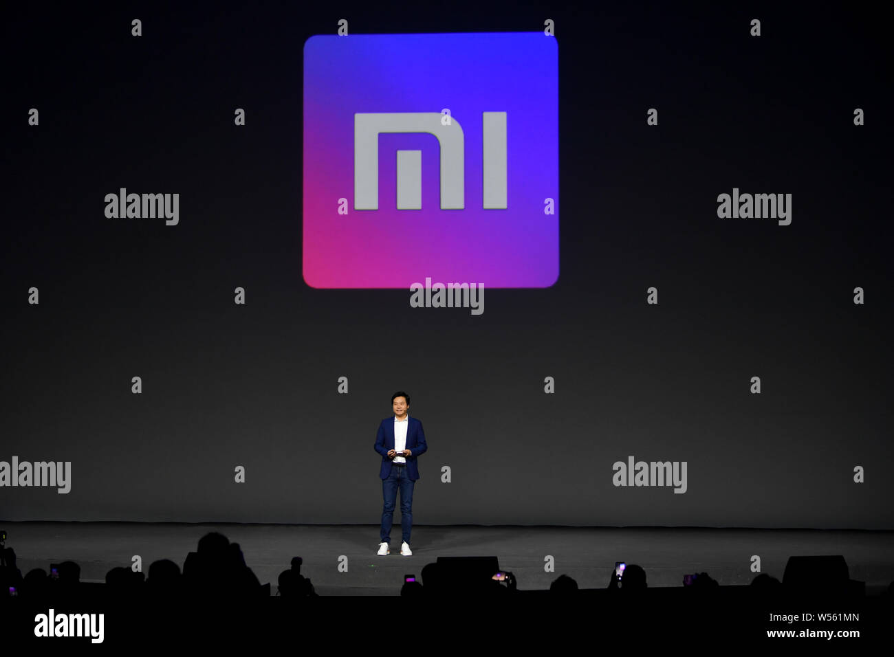 Lei Jun, sinistra, Presidente e CEO di Xiaomi Technology e presidente di Kingsoft Corporation, introduce il Xiaomi Mi smartphone 9 durante i nuovi prodotti la Foto Stock