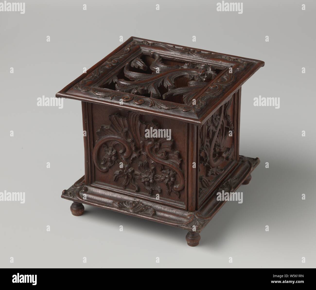 La stufa, stufa di legno di quercia con Louis XV ornamento e disegni di openwork coperchio. Il tutto è verniciato di rosso., anonimo, Paesi Bassi (eventualmente), c. 1740 - c. 1770, vernice, Rovere (legno), h 21 cm × W 24 cm × d 24 cm Foto Stock