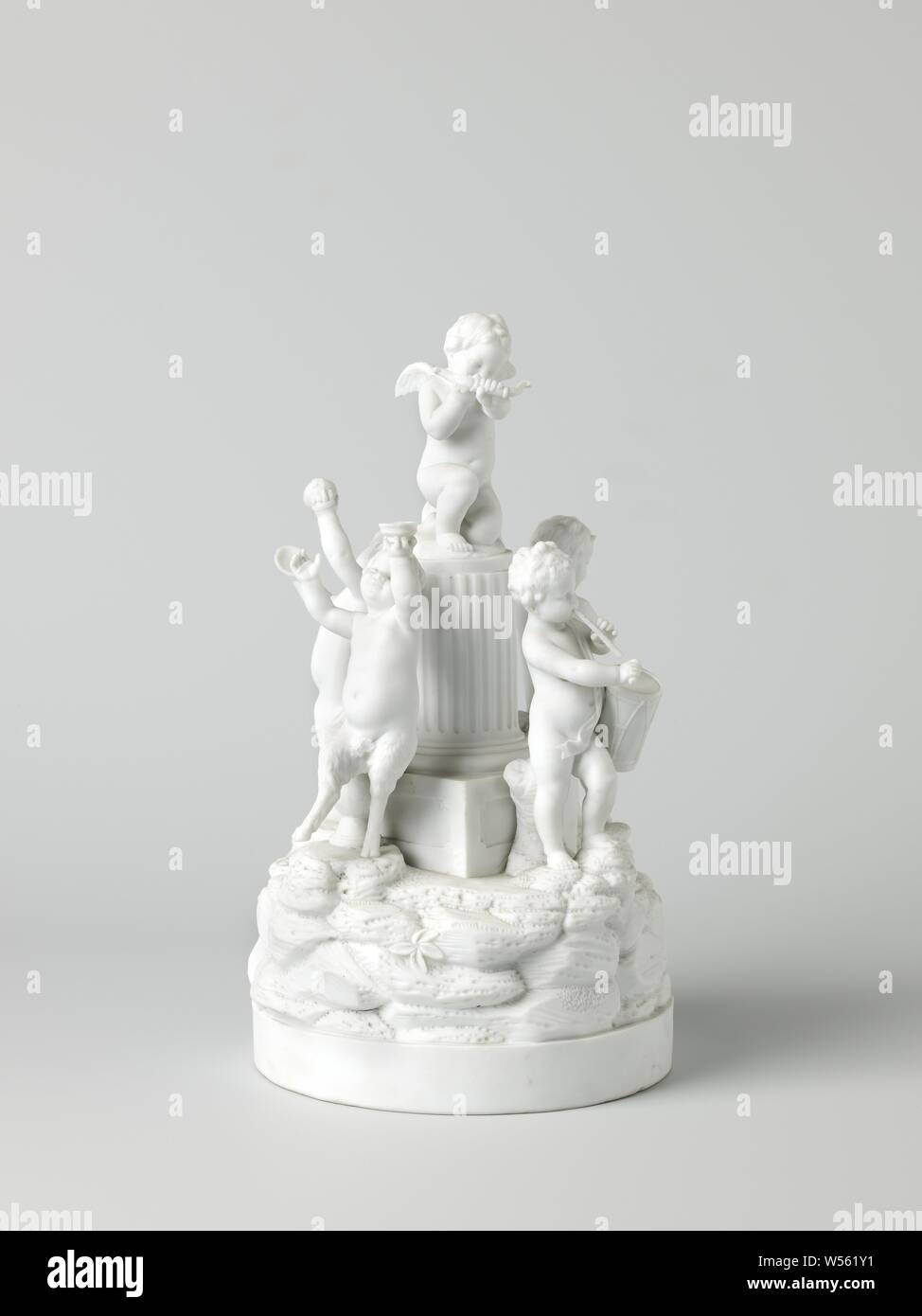 La figura con Amor, putti e fauni, immagine o gruppo di statue di porcellana biscuit. Al centro un inarcamento Amor inginocchiati su una colonna. Musicista putti e fauni stand intorno alla colonna. Le figure sono in piedi su una roccia che si trasforma in un piedistallo rotondo. Contrassegnato sul piedistallo con 'NIDERVILLE'., Niderviller, c. 1760 - c. 1800, porcellana (materiale), h 29.5 cm × W 18,5 cm × d 18,5 cm d 17 cm Foto Stock