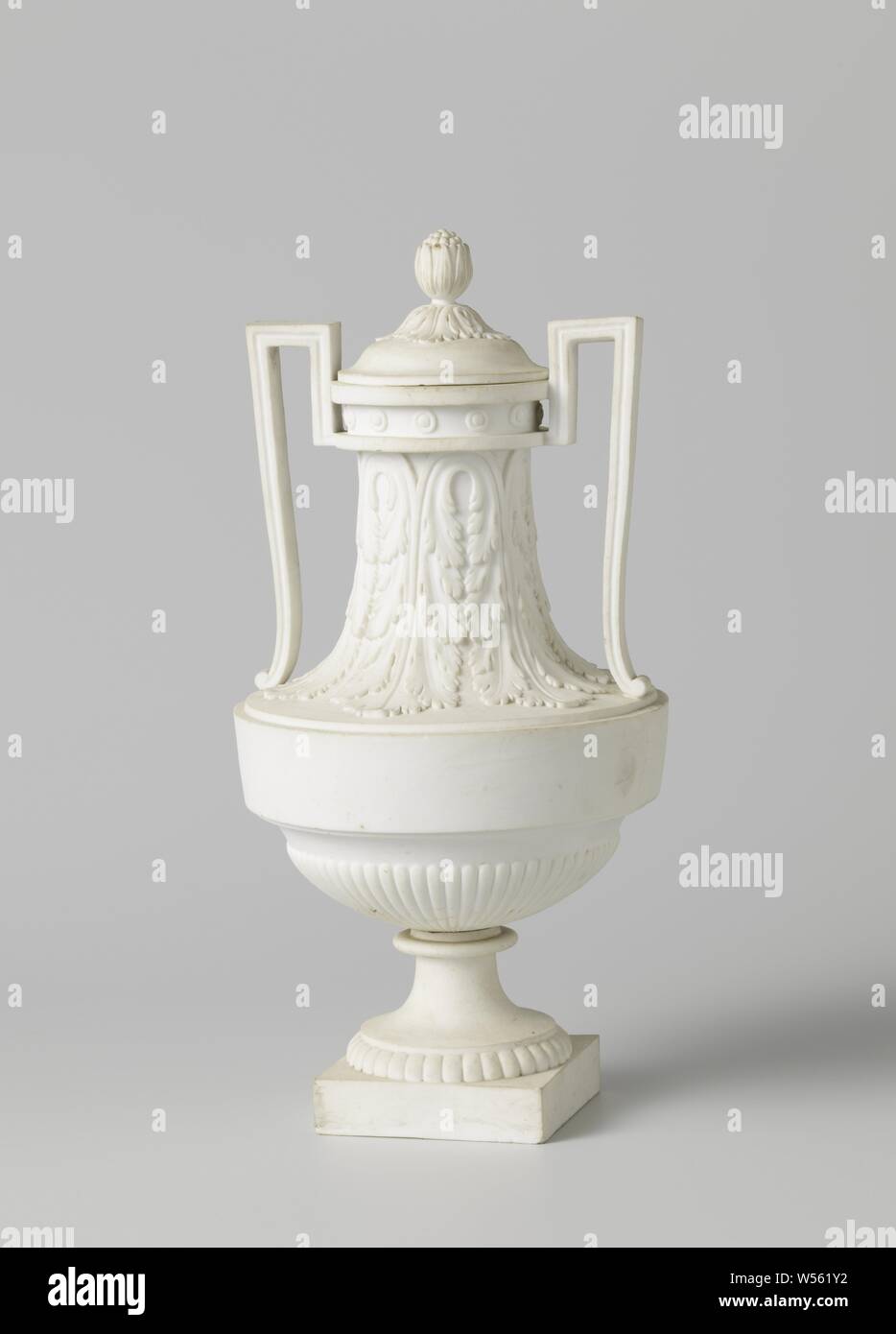 Urna di biscotto, Luigi XVI, bianco con orecchie dritte, bianco con orecchie dritte. Parte di pochi. Mark down sul lato del piede: Ma (nufactu) re de Mer Le duc d'Angouleme a Parigi. L urna ha un coperchio. Con l'accompagnamento di campana di vetro jar, Fabbricazione de Monsieur le Duc, Parigi, c. 1780 - c. 1790, biscotto (porcellana, materiale), h 27.5 cm d 13,8 cm h 25.3 cm Foto Stock