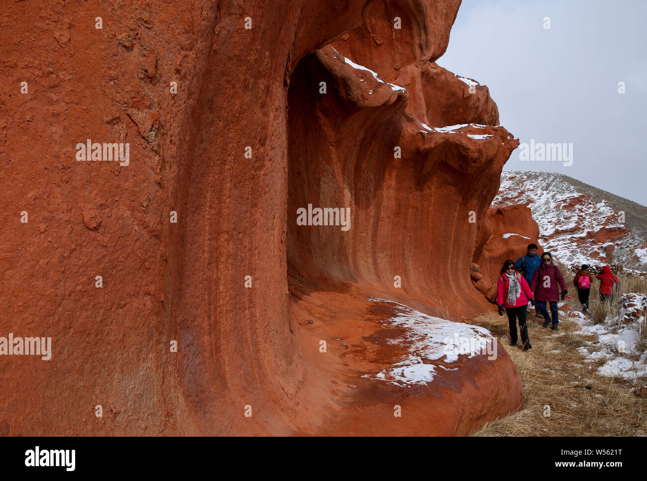 Il paesaggio di Danxia rilievi coperti di neve durante la festa di primavera o Capodanno lunare holiday in Sunan Yugur contea autonoma, Zhangye city Foto Stock