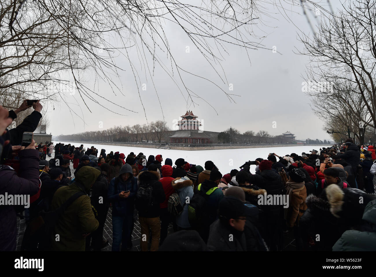 Gli appassionati di fotografia scattare foto della torretta presso il Museo del Palazzo, conosciuta anche come la Città Proibita, nella neve a Pechino in Cina, 14 febbraio Foto Stock