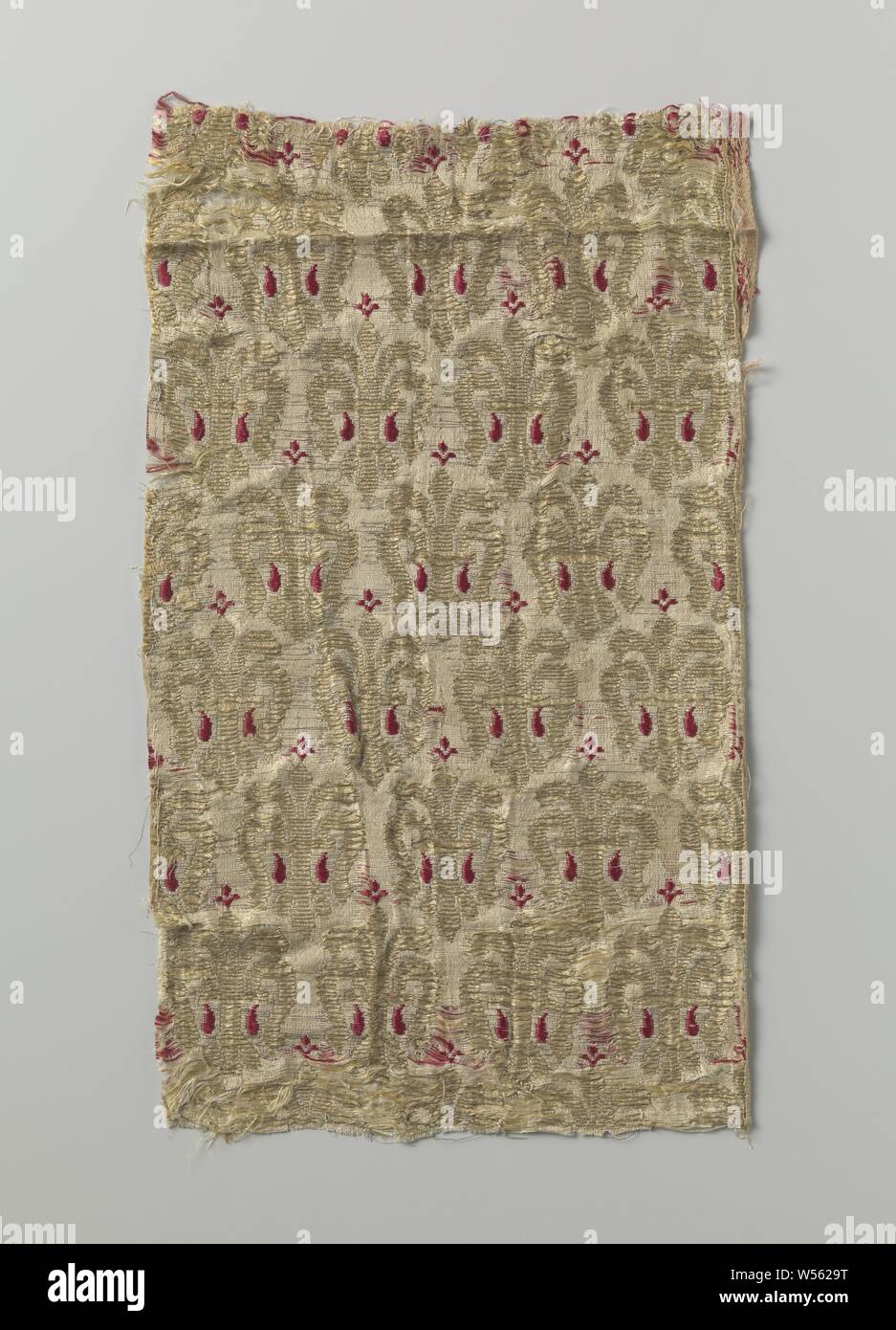 Frammento di tessuto di seta con gigli, Frammento di un tessuto bianco con catena di seta e le trame del giallo, bianco, rosso e oro giallo avvolto di seta. Modello di gigli oro sollevato con fiamme rosse su sfondo bianco., anonimo, Italia, 1400 - 1499, ketting en inslag, filo di metallo, doppia tessitura, h 44 cm × W 26 cm h 13 cm × W 6.5 cm w 09 cm Foto Stock