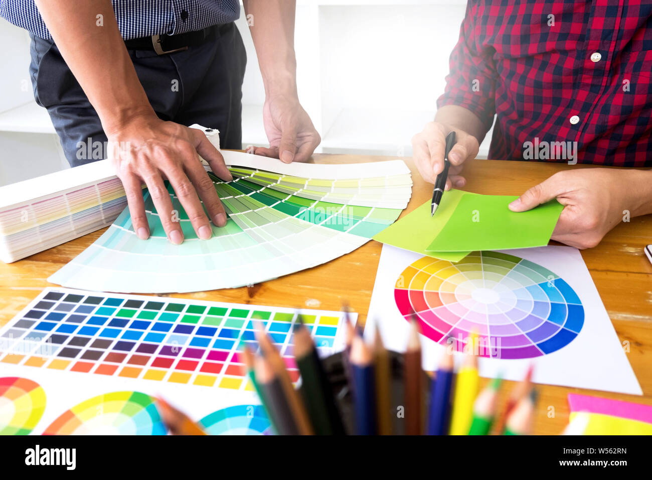 Graphic Designer scegliere toni di verde da bande di colore per la progettazione di idee e progetti creativi, graphic designer. Foto Stock