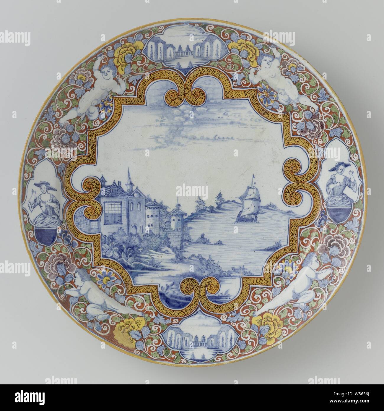 Piatto sul ripiano di una nave a vela entro un Louis XV bordo piatto di faience, sul ripiano di una nave a vela entro un Louis XV confine. Frontiera con variopinti fiori, putti e quattro medaglioni., anonimo, Delft, c. 1750 - c. 1780, d 34,9 cm × h 4,5 cm Foto Stock