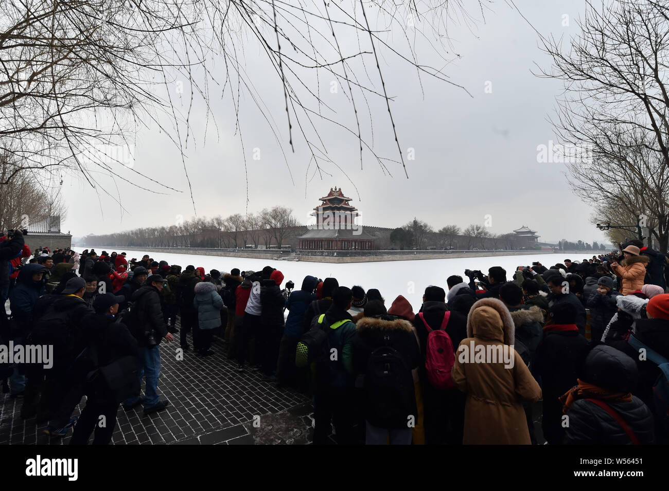 Gli appassionati di fotografia scattare foto della torretta presso il Museo del Palazzo, conosciuta anche come la Città Proibita, nella neve a Pechino in Cina, 14 febbraio Foto Stock