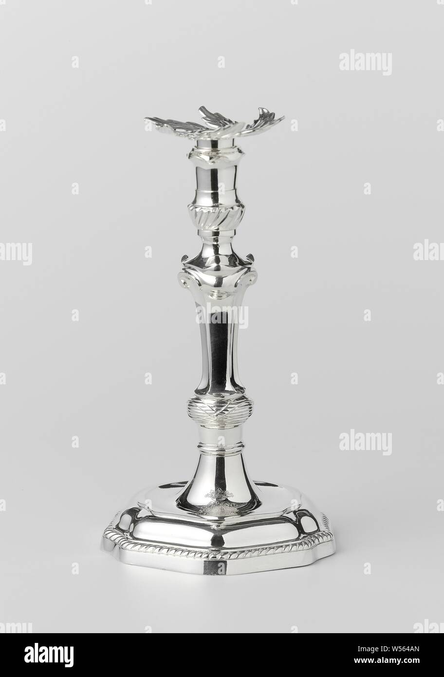 Candelabro di argento con base esagonale e stelo. Trappola di grasso in forma di foglia lobata. Stemma inciso sul piede Rotterdam, candelabro di argento. Il piede e il tronco sono esagonali. La trappola di grassi ha la forma di una foglia lobata. L'inciso lo stemma di Rotterdam sul piede., Rudolphus Sondagh, Rotterdam, 1772, argento (metallo), h 26.0 cm × W 15 cm × W 924 Foto Stock