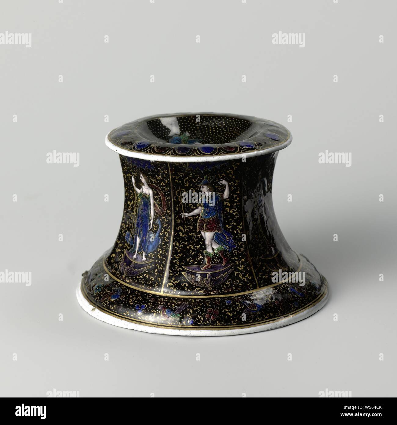 Cantina di sale con figure di dei e dee vaso di sale con dèi figure, sale peschereccio, smaltato su rame con un round di sommità e di fondo e un gambo esagonale. Lo sfondo scuro ha ornamenti d'oro. Sul nero interno piccole decorazioni in oro e sulla parte superiore un busto femminile con una corona di alloro (Minerva?). Contrassegnato, (storia di mercurio (Hermes), (storia di) Juno (Hera), Apollo e le Muse, Apollo, Musagetes (storia di) Venere (Afrodite), (storia di) Minerva (Pallas, Athena), Joseph Limosin, Limoges, c. 1600 - c. 1650, rame (metallo), oro (metallo), h 9,0 cm × d 14,0 cm d 14,0 cm Foto Stock