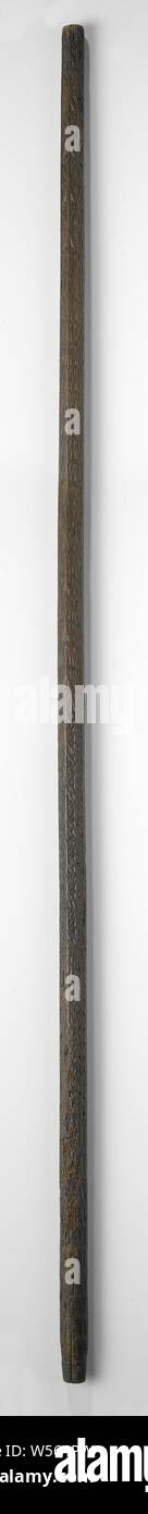 Pellegrino bastone di legno e decorata con ornamenti in rilievo, pellegrina personale / personale del pellegrino, tra cui il continuo a losanghe con un fiore centrale., anonimo, Paesi Bassi (eventualmente), c. 1500 - c. 1600, geheel, taglio, l 167.0 cm × d 4.0 cm Foto Stock