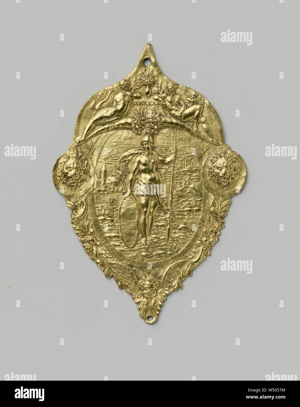 Minerva, bronzo dorato scudo, circondato da un cartiglio. In un medaglione ovale la dea con una lancia e un bianco scudo si erge di fronte a un paesaggio in cui sulla sinistra si trova una chiesa e sulla destra un cascinale, montagne sullo sfondo. Nella decorazione di confine due maschere di Lion, un cherubino e grappoli di frutta. In alto a Giunone e Venere con Cupido, seduti su corni di abbondanza., Paulus Willemsz. van Vianen, München (eventualmente), c. 1575 - c. 1600, bronzo (metallo), doratura, h 11.6 cm × w 8,0 cm Foto Stock