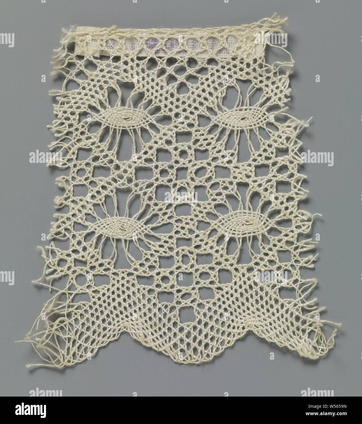 Striscia di merletto a fuselli con sottolineato ovali in quattro righe di openwork diamanti, Striscia di color naturale merletto e pizzi drawstring. La sequenza di ripetizione è costituito da un piano di divisione di quattro file di diamanti spinti insieme, con una punta di forma ovale in ciascuno nella parte superiore. Nella riga sotto le finestre sono riempiti con un reticolo terreno, un cross-terra con incavi. Queste due righe si ripetono verso il basso. Una paglia-ray suolo è utilizzata al di sopra della losanga. La parte superiore della striscia è finita dritta. Lungo la fila inferiore di windows c'è un web in net corsa, che forma un guscio arrotondato al di sotto Foto Stock