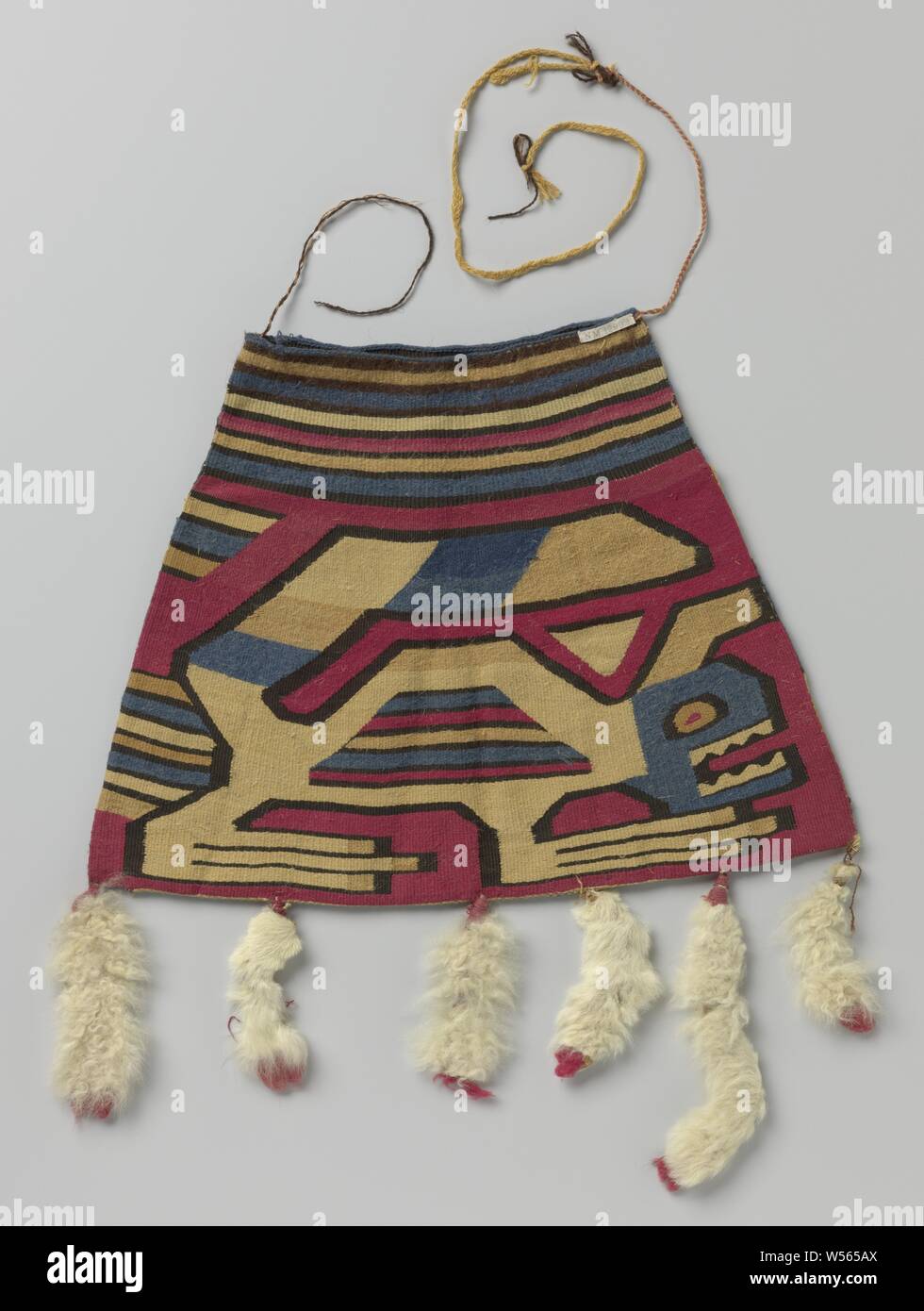 Busta o sacchetto con sei bianco spazzole di lana con puntini rossi, sul sacchetto da un lato il motivo stilizzato di un animale a quattro zampe, sull'altro lato di un uccello (?) In giallo, marrone, rosso, blu e nero., anonimo, Zuid-Peru, 1500 - 1999, ketting, inslag, intreccio, h 28.8 cm × W 40,5 cm Foto Stock