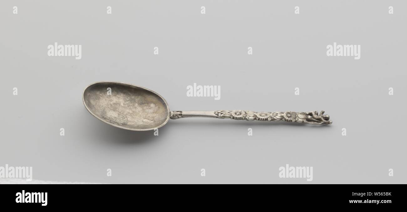 Cucchiaio, Cast cucchiaio d'argento con un gambo decorato con fiori e  amoret., anonimo, Italia (eventualmente), 1600 - 1699, argento (metallo), l  15,6 cm × w 4,5 cm × W 38,5 Foto stock - Alamy