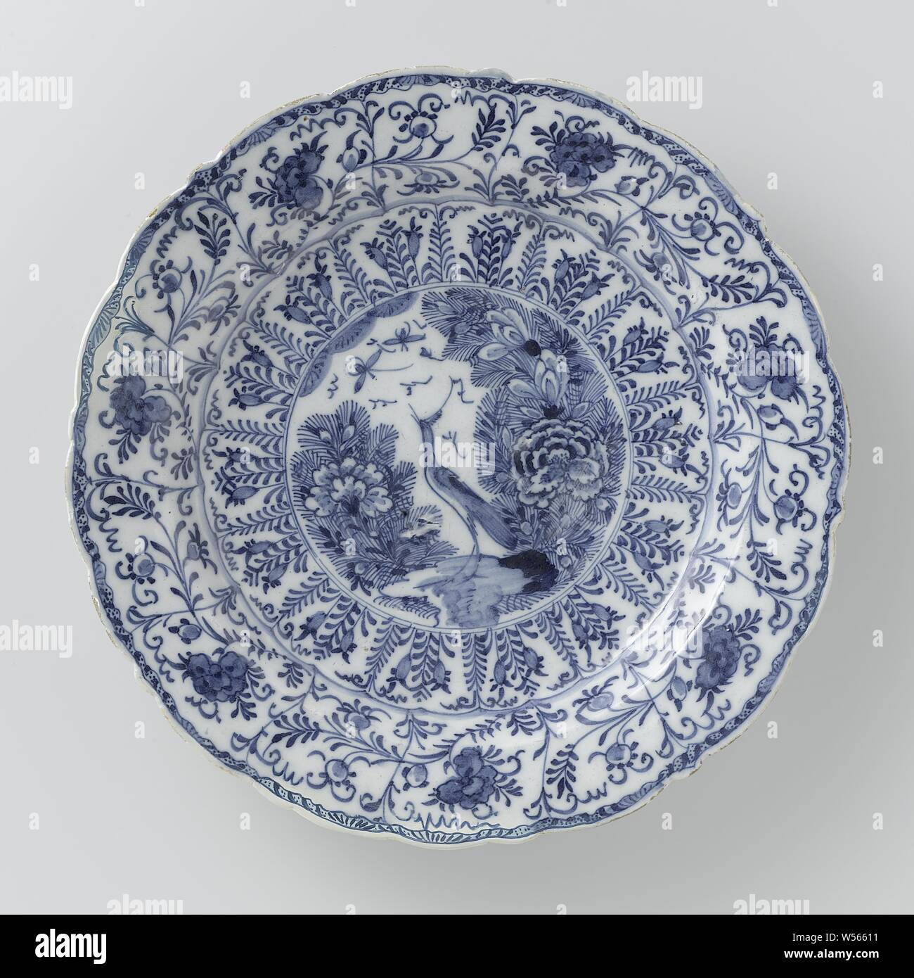 Piatto di faience, piatto di faience. Dipinto di blu con un uccello e fiori., De Porceleyne Byl (menzionato in oggetto), Delft, c. 1750 - c. 1790, d 32,1 cm × h 4,5 cm Foto Stock