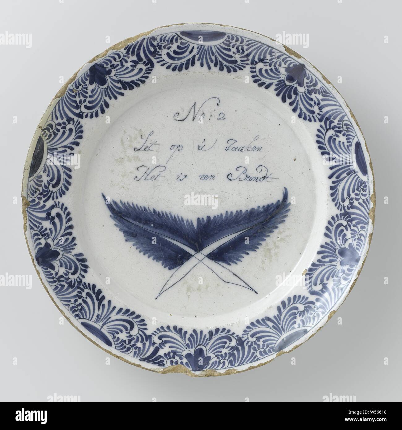 Piatto di faience, piatto di faience. Dipinto di blu con due rami tra cui le parole: Guarda il tuo business è un Bandt., anonimo, Delft, c. 1730 - c. 1770, d 30,4 cm × h 4 cm Foto Stock