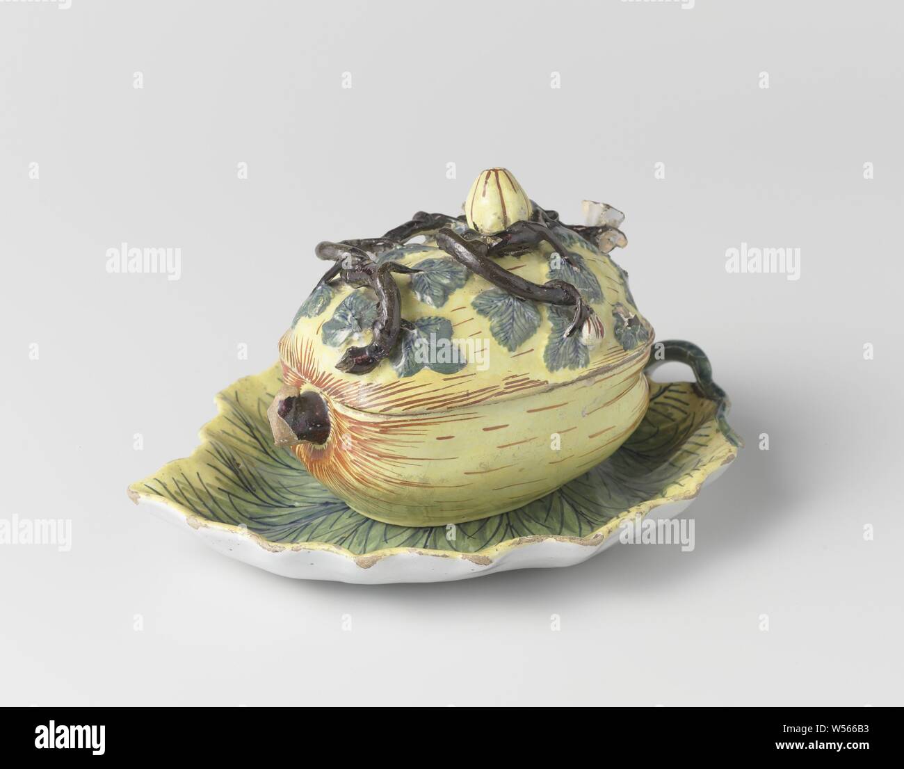 Terrina di multi-colore di faience, nella forma di una zucca, terrina a forma di zucca. Con l'accompagnamento di coperchio e piattino., Drie Posteleyne Astonne, Delft, c. 1760 - c. 1800, h 12 cm × W 9 cm × d 5 cm Foto Stock