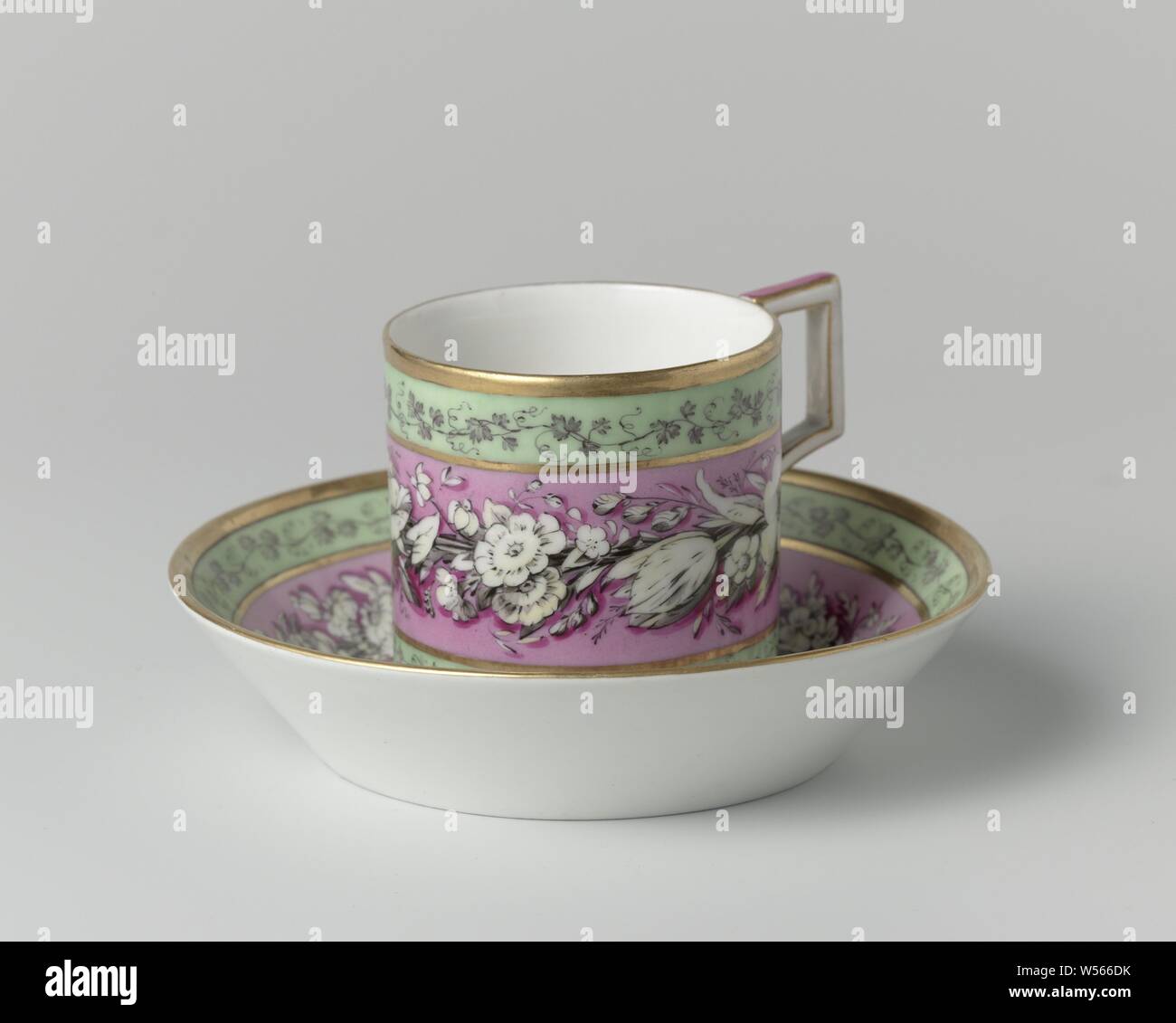 Tazza e piattino tazza e piattino con fiore spray e vitigni, tazza di porcellana con piattino con un orecchio angolare, dipinta in verde e rosa e sullo smalto giallo, nero e oro. La parete esterna della testa è divisa in tre bande separate da linee dorate. Al centro di una ampia banda continua di fiori di sfere salvati in un sfondo rosa. Al di sopra e al di sotto di una fascia verde con i vitigni. Il piatto con lo stesso decor, con rosone al centro. Contrassegnato sul fondo con lo scettro e il numero 81 in rosso., Königliche Porzellan Manufaktur, Berlino, c. 1790 - c. 1805, porcellana (materiale Foto Stock