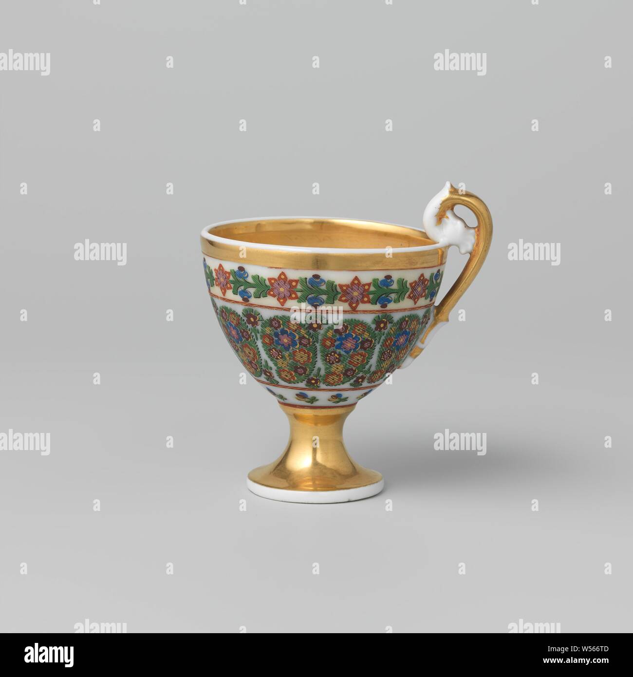 Cup con un fiore pattern, tazza di porcellana su una elevata diffusione di base e un elevato, arricciata orecchio, dipinta su biscotti in blu, rosso, rosa, verde, giallo e nero e sullo smalto oro. La parete esterna è divisa in tre bande orizzontali. La parte inferiore con fiore spray, medio con fiori su una superficie verde (cassa ant o paisley pattern) separati da piccoli spruzzi di fiori e la parte superiore con fiori stilizzati di vitigni. Il piede, una grande parte della parete interna e l'orecchio sono coperti con oro. Contrassegno illeggibile sul fondo., anonimo, Francia, c. 1800 - c. 1810, porcellana (materiale), smalto, oro (metallo Foto Stock