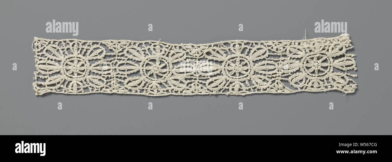 Striscia di merletto ad ago doppio con rosette fiore, striscia di colore naturale il merletto ad ago, reticella. Un modello di ripetizione di una coccarda fiore con otto petali, con una coccarda fiore nel centro con lo stesso numero di petali. Il pattern, così ogni fiore di rosette, copre tutta la larghezza della striscia. Parte superiore e inferiore sono finiti con un bordo dritto., anonimo, Italia, c. 1500 - c. 1599, biancheria (materiale), l 22,5 cm × W 3.5 cm × 6 cm Foto Stock