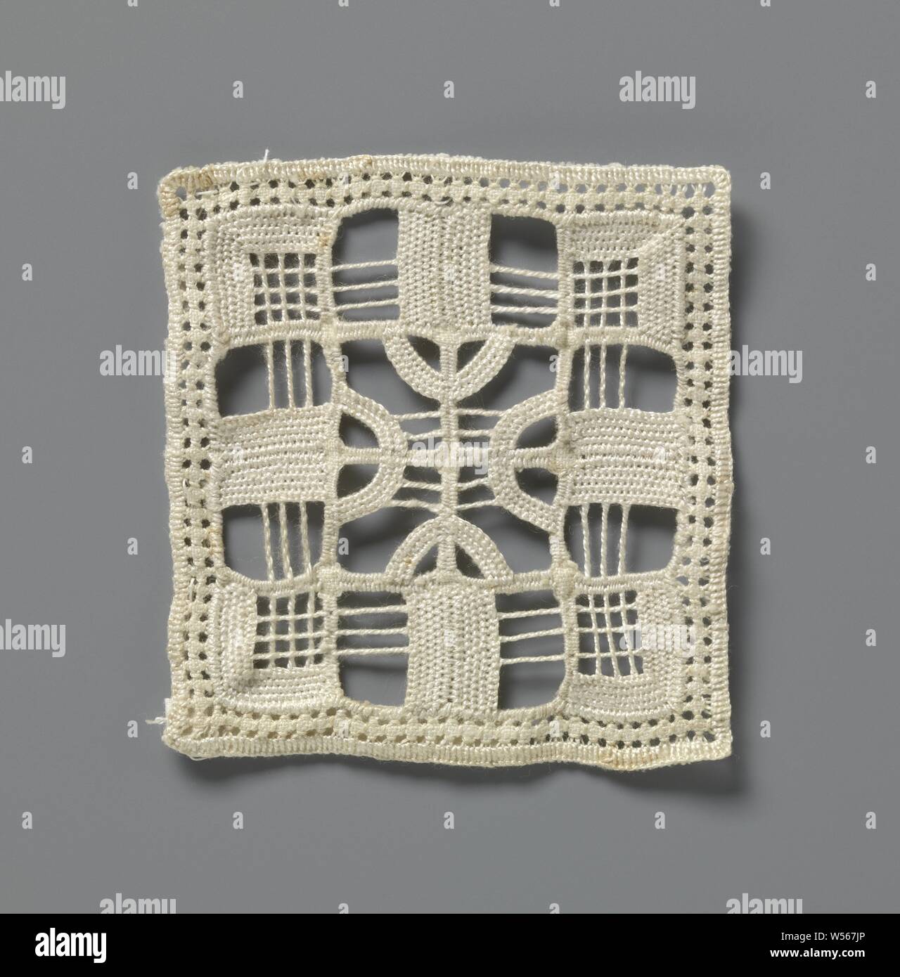 Vestito di merletto ad ago con motivo geometrico e croce greca, Quadrato vestito di colore naturale il merletto ad ago con motivo geometrico, reticella. Motivo con sedici quadrati, dove le piazze sono riempiti con linee orizzontali e verticali. In quattro quadrati che formano il centro, archi sottolineando la forma di una croce greca, una croce con parità di gambe che si intersecano esattamente nel mezzo. Una doppia fila di piccole cavità o aperture lungo il bordo esterno del vestito., anonimo, Sicilie, c. 1925 - prima del 1937, biancheria (materiale), h 7 cm × w 6,5 cm Foto Stock
