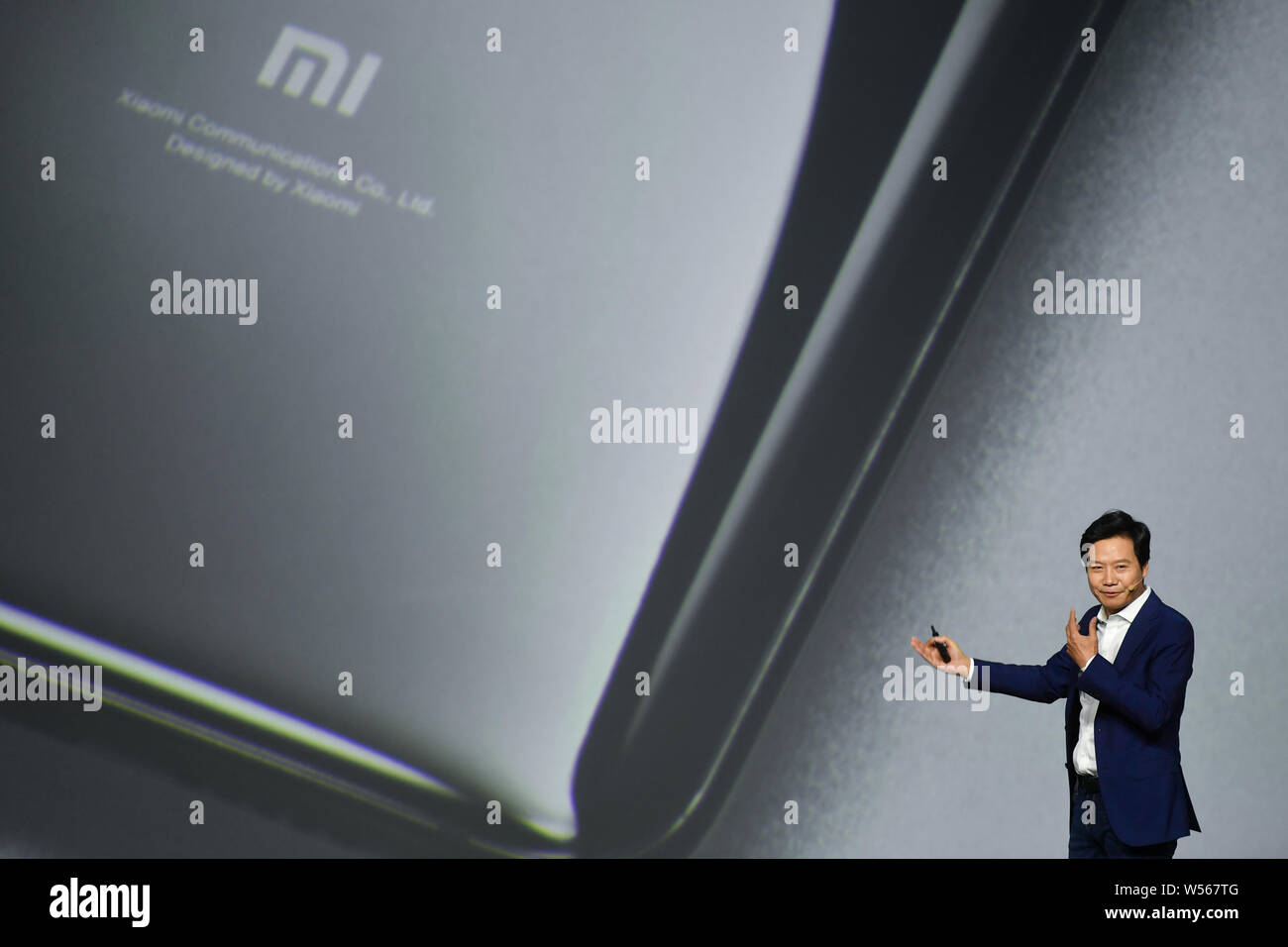 Lei Jun, sinistra, Presidente e CEO di Xiaomi Technology e presidente di Kingsoft Corporation, introduce il Xiaomi Mi smartphone 9 durante i nuovi prodotti la Foto Stock